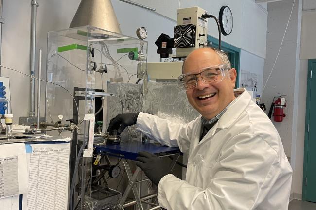 Carlos Linares, a scholar from Cagua, Venezuela, is on campus to conduct research in Western Washington University’s Department of Chemistry through a fellowship from the U.S. Department of State’s Fulbright Visiting Scholar Program